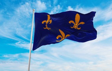 Lot et Garonne, Fransa bayrağı günbatımında bulutlu arka planda, panoramik manzaralı. Fransız seyahati ve vatanseverlik kavramı. Geniş afiş afiş için boşluk kopyala