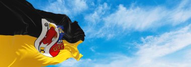 Krefeld bayrağı bulutlu gökyüzü arka planında gün batımında, panoramik manzara. Almanya Federal Cumhuriyeti. Geniş afiş afiş için boşluk kopyala