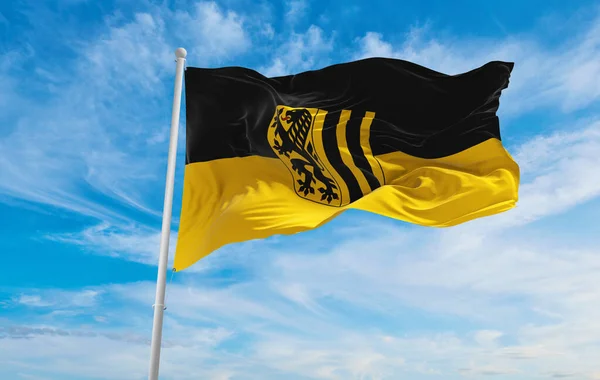 Drážďanská Vlajka Oblačném Pozadí Oblohy Při Západu Slunce Panoramatický Výhled — Stock fotografie