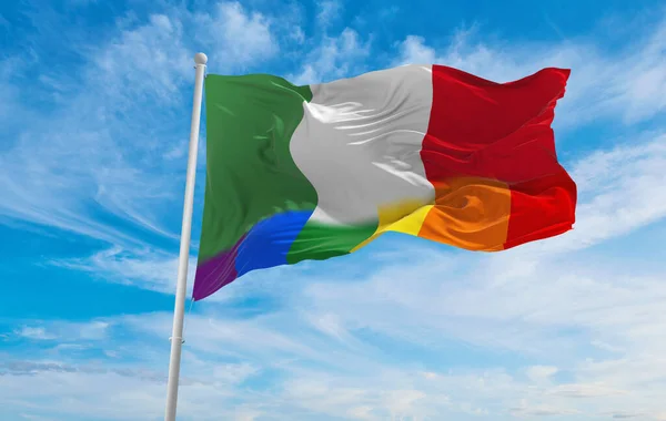 意大利国旗在多云的天空中迎风飘扬 自由和爱的概念 骄傲的一个月 行动主义 社区和自由概念 复制空间 3D说明 — 图库照片
