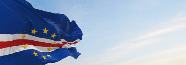 Cape Verde 'nin resmi bayrağı bulutlu arka planda, günbatımında, panoramik manzara. Vatansever ve seyahat kavramı. Geniş afiş afiş için boşluk kopyala. 3d illüstrasyon