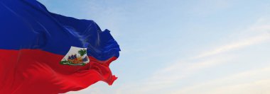 Günbatımında bulutlu arka planda Haiti 'nin resmi bayrağı, panoramik manzara. Vatansever ve seyahat kavramı. Geniş afiş afiş için boşluk kopyala. 3d illüstrasyon