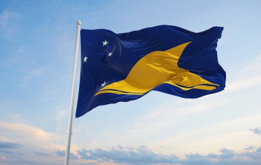 Tokelau 'nun resmi bayrağı bulutlu arka planda günbatımında, panoramik manzara. Vatansever ve seyahat kavramı. Geniş afiş afiş için boşluk kopyala 