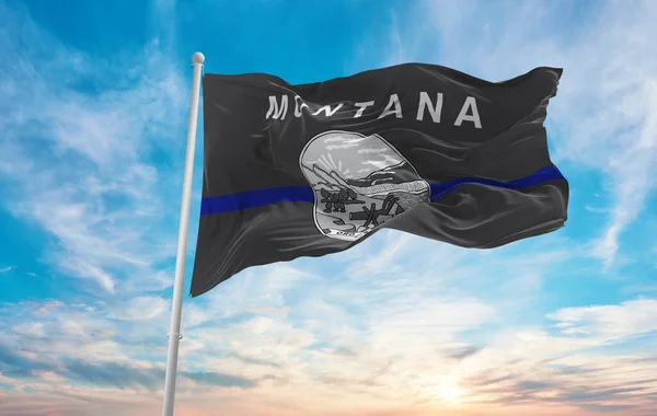 Blauwe Lijn Vlag Van Montana Staat Usa Bij Bewolkte Lucht — Stockfoto