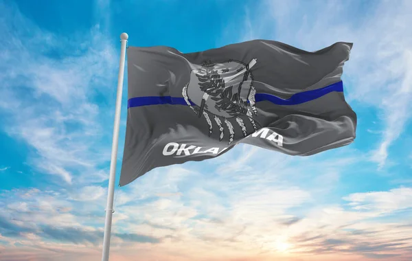 Blauwe Lijn Vlag Van Oklahoma Staat Usa Bij Bewolkte Hemel — Stockfoto