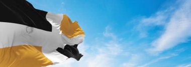 Kanada, Levis bayrağı günbatımında bulutlu gökyüzü arkaplanı, panoramik manzara. Kanada seyahati ve vatanseverlik kavramı. Geniş afiş afiş için boşluk kopyala