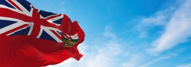 Kanada, Manitoba bayrağı, bulutlu arka planda günbatımında, panoramik manzara. Kanada seyahati ve vatanseverlik kavramı. Geniş afiş afiş için boşluk kopyala