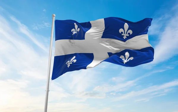Quebec bayrağı, Kanada, bulutlu arka planda günbatımında, panoramik manzara. Kanada seyahati ve vatanseverlik kavramı. Geniş afiş afiş için boşluk kopyala