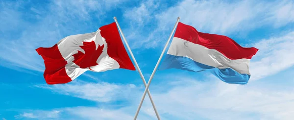 Cruzou Bandeiras Nacionais Canadá Bandeira Luxemburgo Acenando Vento Céu Nublado — Fotografia de Stock