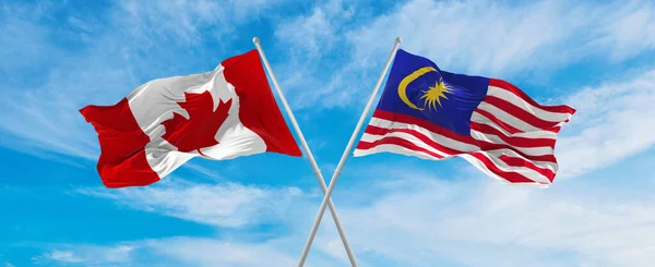 Překročil Národní Vlajky Kanady Malajsie Vlající Větru Zatažené Obloze Symbolizující — Stock fotografie