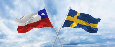 Şili 'nin ulusal bayraklarını aştı ve bulutlu gökyüzünde rüzgarda dalgalanan SWEDEN bayrağını. İlişkiyi, diyaloğu, iki ülke arasında seyahat etmeyi sembolize ediyor. Boşluğu kopyala