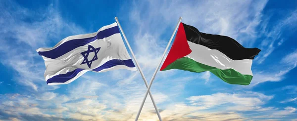 Israelin Palestiinan Kansallisliput Liehuivat Tuulessa Pilvisellä Taivaalla Symboloi Suhdetta Dialogia — kuvapankkivalokuva