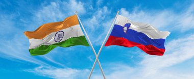 Hindistan ve Slovenya bayraklarını aştı bulutlu gökyüzünde rüzgarda dalgalanan bayrak. İlişkiyi, diyaloğu, iki ülke arasında seyahat etmeyi sembolize ediyor. Uzayı kopyala 3d illüstrasyon