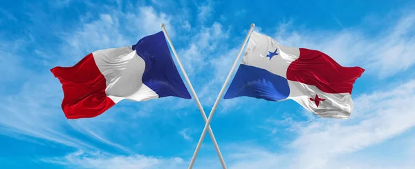 Korsade Nationella Flaggor Frankrike Och Panama Flagga Vinka Vinden Molnig — Stockfoto