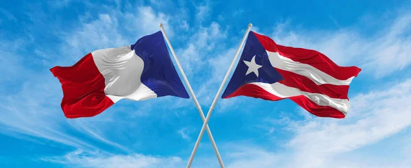 구름낀 하늘에서 프랑스와 푸에르토리코의 국기가 바람에 흔들리고 있었다 관계를 상징하고 — 스톡 사진