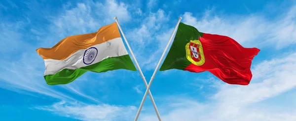 Překročil Národní Vlajky Indie Portugalské Vlajky Vlnící Větru Zamračené Obloze — Stock fotografie