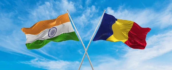 Překročil Národní Vlajky Indie Rumunské Vlajky Vlnící Větru Zamračené Obloze — Stock fotografie