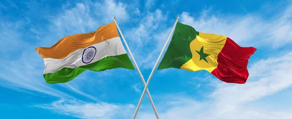 Přeplouvaly Národní Vlajky Indie Senegalu Vlnící Větru Zamračené Obloze Symbolizující — Stock fotografie