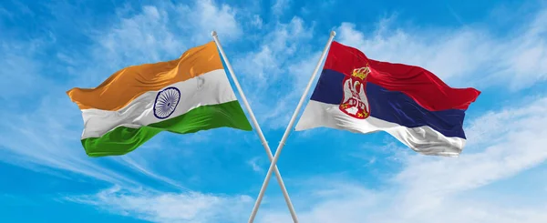 Překročil Národní Vlajky Indie Srbska Vlajka Vlnící Větru Zatažené Obloze — Stock fotografie