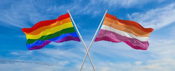Korsade Flaggor Lgbt Och Lesbisk Pride Flagga Viftande Vinden Molnig — Stockfoto