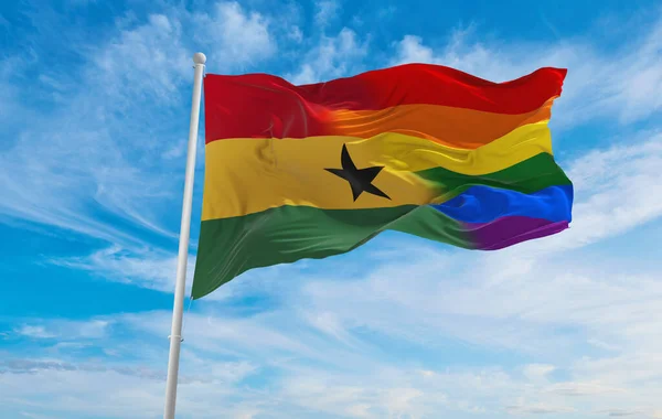 Εθνική Σημαία Igbt Της Γκάνα Κυματίζει Στον Άνεμο Στο Συννεφιασμένο — Φωτογραφία Αρχείου