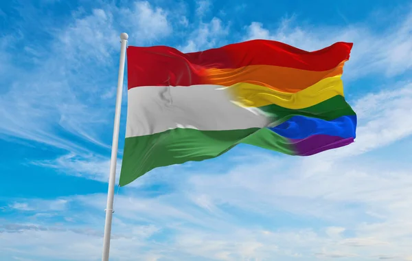 Macaristan Bayrağının Ulusal Bayrağı Bulutlu Gökyüzünde Rüzgarda Dalgalanıyor Özgürlük Aşk — Stok fotoğraf