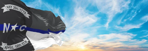 ノースカロライナ州の青い線の旗 日没の曇った空の背景でのアメリカ パノラマビュー アメリカ合衆国の警察旗 ワイドバナー用のコピースペース — ストック写真