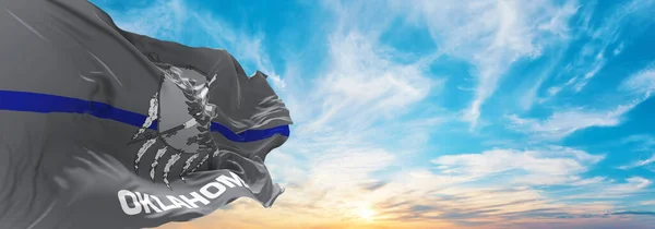 Блакитний Прапор Штату Оклахома Уса Хмарному Тлі Неба Заході Сонця — стокове фото
