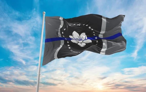Modrá Čára Vlajky Státu Mississippi Usa Oblačném Pozadí Oblohy Při — Stock fotografie