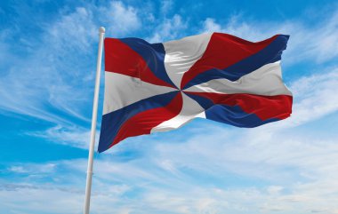 Hollanda Deniz Kuvvetleri bayrağı, günbatımında bulutlu bir arka plan, panoramik manzara. Hollanda seyahati ve vatanseverlik kavramı. Geniş afiş afiş için boşluk kopyala