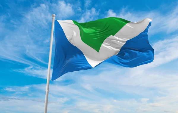 Vegán Zászlók Lobognak Szélben Zászlórúdokon Felé Naplemente Felhőkkel Napsütéses Napon — Stock Fotó