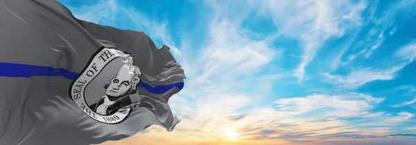 华盛顿州的蓝线旗 日落时乌萨在云天背景下 全景尽收眼底 美利坚合众国的警旗 复制宽横幅的空间 — 图库照片