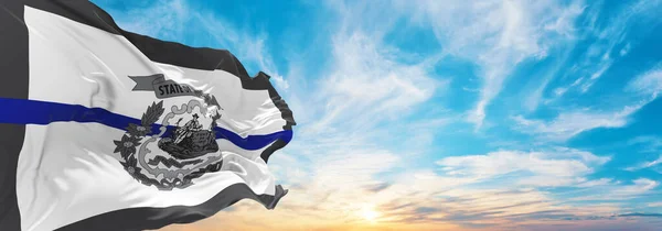 Modrá Čára Vlajky Státu Západní Virginie Usa Oblačném Pozadí Oblohy — Stock fotografie