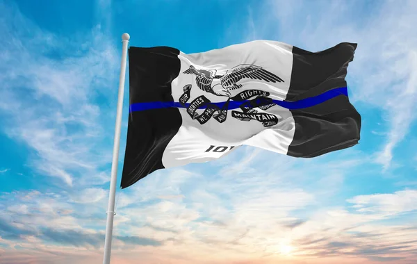 Blauwe Lijn Vlag Van Iowa Staat Usa Bij Bewolkte Lucht — Stockfoto
