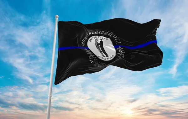 Blauwe Lijn Vlag Van Kentucky Staat Usa Bij Bewolkte Lucht — Stockfoto