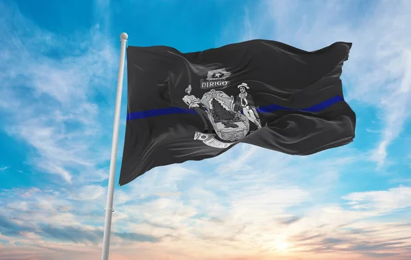Blauwe Lijn Vlag Van Maine Staat Usa Bij Bewolkte Lucht — Stockfoto