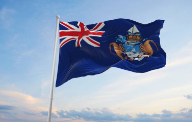 Tristan da Cunha 'nın resmi bayrağı bulutlu arka planda günbatımında, panoramik manzarada. Vatansever ve seyahat kavramı. Geniş afiş afiş için boşluk kopyala 