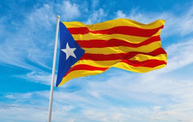 Estelada blava 'nın bayrakları rüzgarda dalgalanırken bayrak direkleri üzerinde güneşli bir günde gün batımı bulutlarıyla gökyüzüne karşı. Vatanseverliği simgeliyor. 3d illüstrasyon
