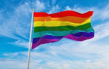 LGBT, Gökkuşağı yedi şeritli, bulutlu gökyüzünde rüzgarda dalgalanan bayrak. Özgürlük ve aşk kavramı. Gurur ayı. Eylemcilik, toplum ve özgürlük kavramı. Uzayı kopyala 3d illüstrasyon.