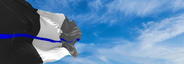 薄いブルーライン フランスのフラグは 日没の曇りの空の背景に パノラマビューを振って 広いバナーのスペースをコピーします 3Dイラスト — ストック写真