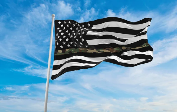 Bandera Thin Camo Line Ondeando Sobre Fondo Nublado Del Cielo —  Fotos de Stock