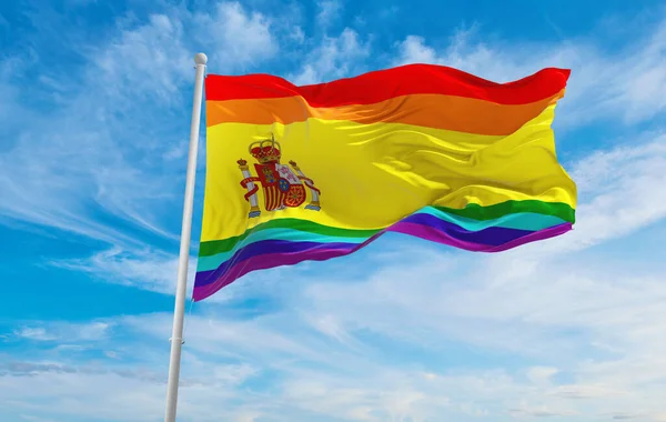 Bandeira Lgbt Espanha Acenando Vento Céu Nublado Conceito Liberdade Amor — Fotografia de Stock