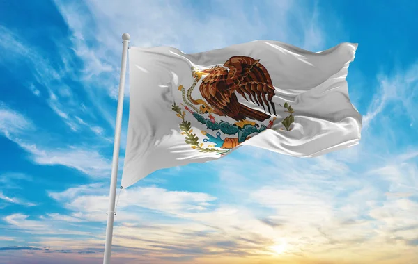 Bandeira Brasão Armas México Fundo Céu Nublado Pôr Sol Vista — Fotografia de Stock