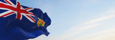 Turks ve Caicos Adaları 'nın resmi bayrağı gün batımında bulutlu gökyüzü arka planında, panoramik manzaralı. Vatansever ve seyahat kavramı. Geniş afiş afiş için boşluk kopyala. 3d illüstrasyon