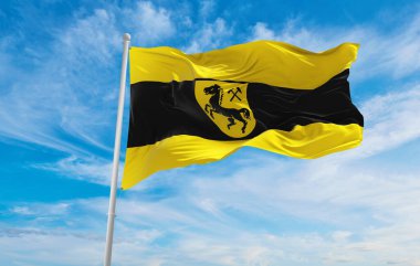 Herne bayrağı bulutlu arka planda, günbatımında, panoramik manzara. Almanya Federal Cumhuriyeti. Geniş afiş afiş için boşluk kopyala