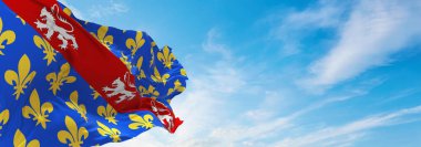 Creuse departmanı bayrağı, Fransa 'nın bulutlu arka planında gün batımında, panoramik manzara. Fransız seyahati ve vatanseverlik kavramı. Geniş afiş afiş için boşluk kopyala