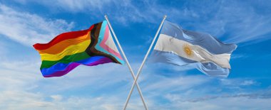 İlerlemenin bayraklarını aştı lgbt gururu ve bulutlu gökyüzünde rüzgarda dalgalanan Arjantin bayrağı. Özgürlük ve aşk kavramı. Gurur ayı. Eylemcilik, toplum ve özgürlük kavramı. Uzayı kopyala 3d illüstrasyon