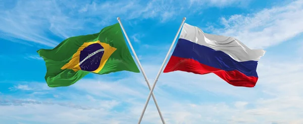 Cruzó Banderas Nacionales Brasil Rusia Ondeando Viento Cielo Nublado Simbolizar — Foto de Stock
