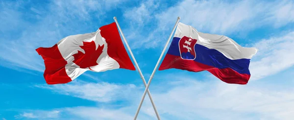 Cruzaram Bandeiras Nacionais Canadá Eslováquia Agitando Vento Céu Nublado Simbolizando — Fotografia de Stock