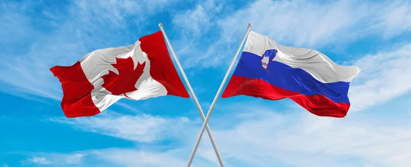 Cruzaram Bandeiras Nacionais Canadá Eslovênia Acenando Vento Céu Nublado Simbolizando — Fotografia de Stock